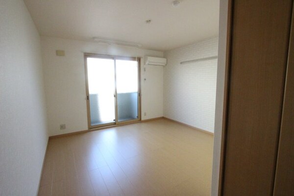 居室(こちらのリビングで趣味の時間をお楽しみください)