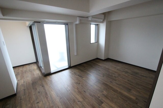 物件内観写真15　(こちらのリビングで趣味の時間をお楽しみください)