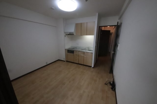 物件内観写真4　(こちらの居間で趣味の時間をお楽しみください)