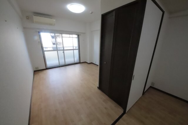 物件内観写真9　(こちらのリビングで趣味の時間をお楽しみください)