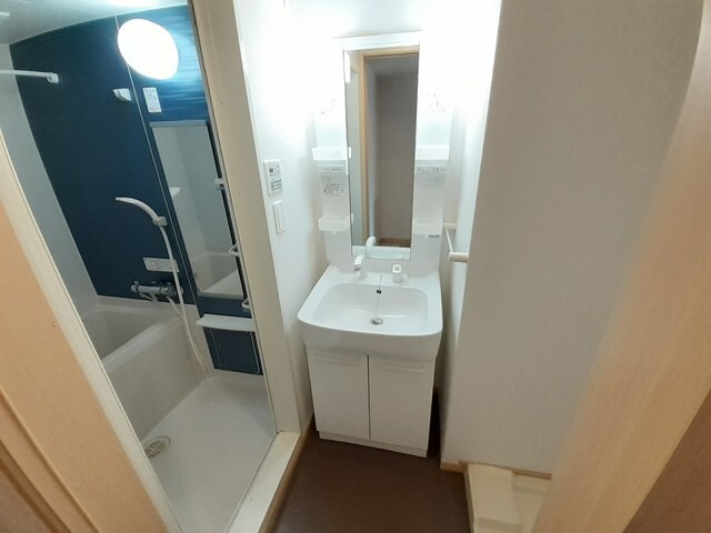 物件内観写真6　(広い洗面スペース)