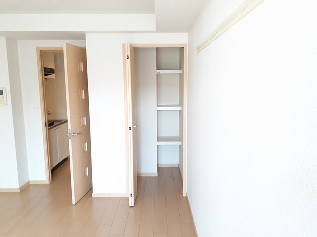 物件内観写真10　(収納豊富です)