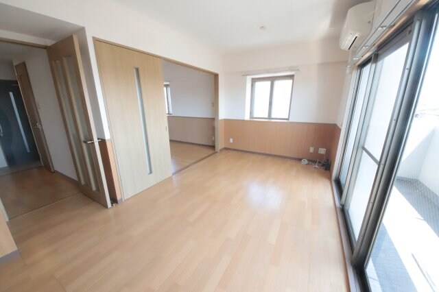 物件内観写真5　(こちらのリビングで趣味の時間をお楽しみください)