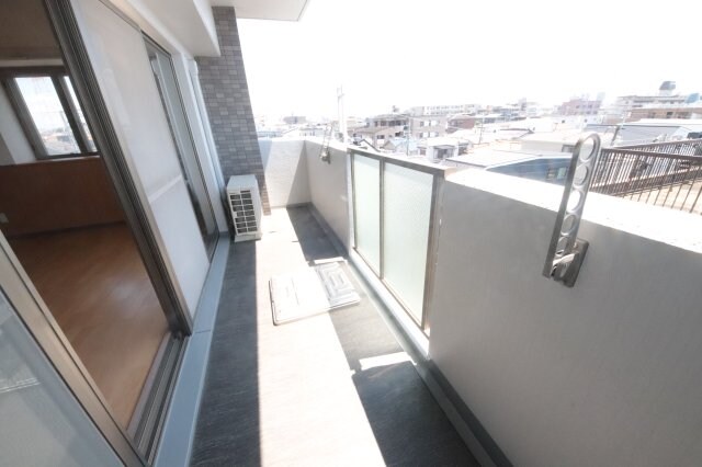 物件内観写真8　(開放的で明るい空間を演出してくれるバルコニーです)