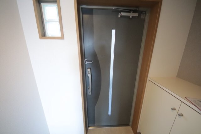 物件内観写真9　(明るい玄関です)
