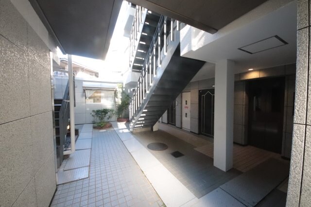 物件外観写真2　(落ち着いたロビーです)