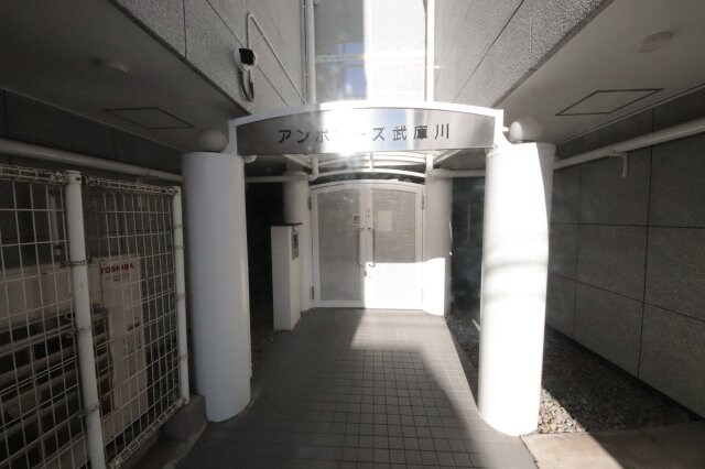 物件外観写真3　(清潔なエントランスです)