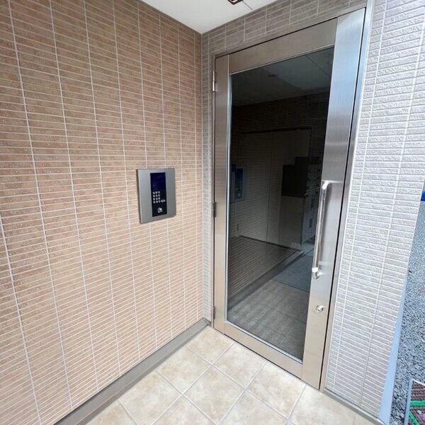 物件外観写真2　(落ち着いたエントランスです)