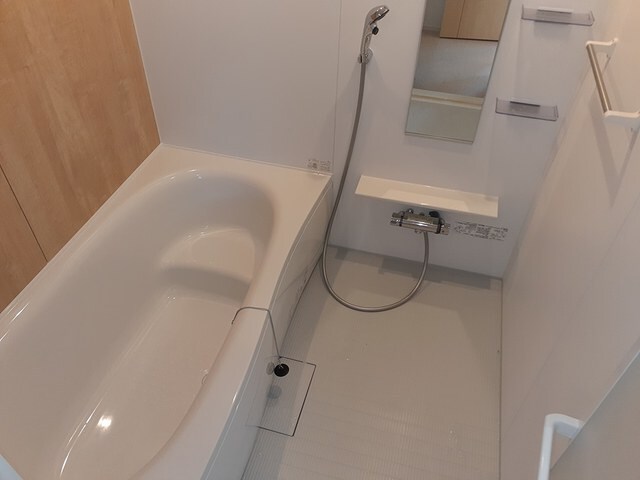 物件内観写真5　(日々の疲れを癒すお風呂付です)