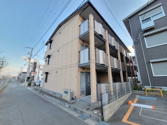 物件外観写真1　(落ち着いた雰囲気の外観です)