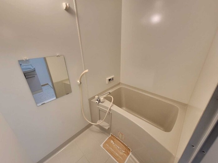 物件内観写真4　(日々の疲れを癒すお風呂付です)