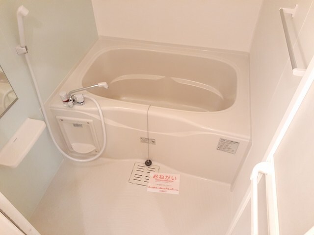 物件内観写真5　(日々の疲れを癒すお風呂付です)