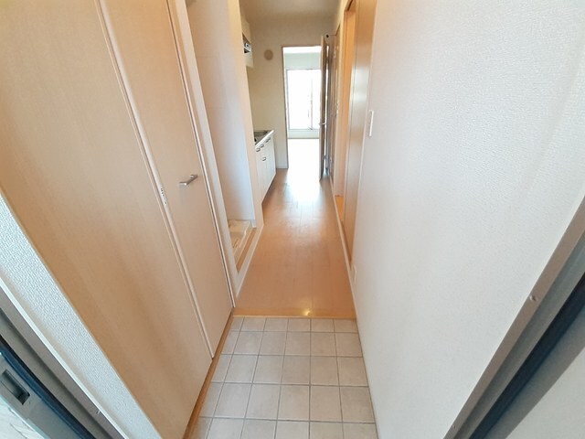 物件内観写真8　(収納もある玄関です)