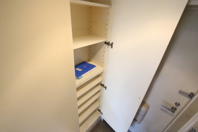 物件内観写真9　(たっぷりとした収納スペースです)