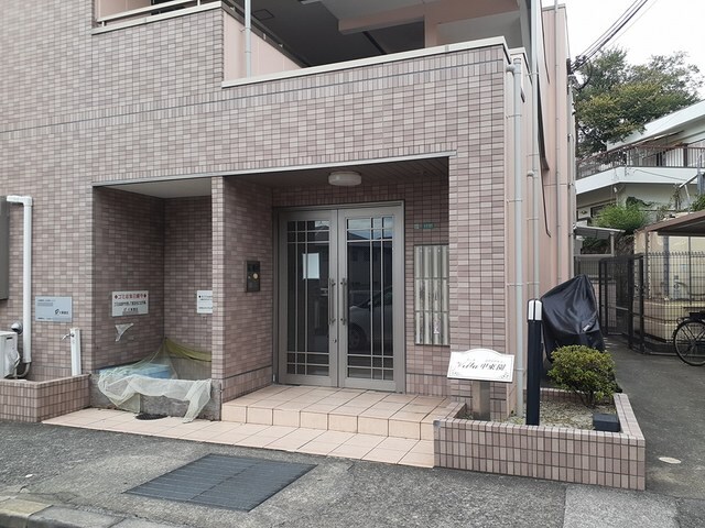 物件外観写真2　(清潔なエントランスです)