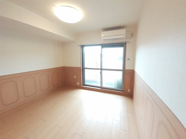 物件内観写真12　(こちらの居間で趣味の時間をお楽しみください)