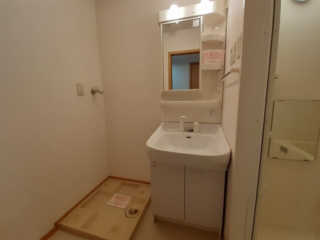 物件内観写真13　(明るい洗面所です)