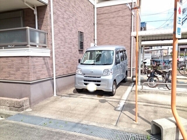 物件外観写真2　(駐車場に車を止められます)