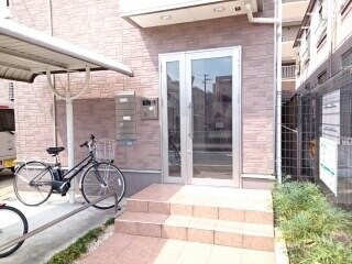 物件外観写真3　(清潔なエントランスです)