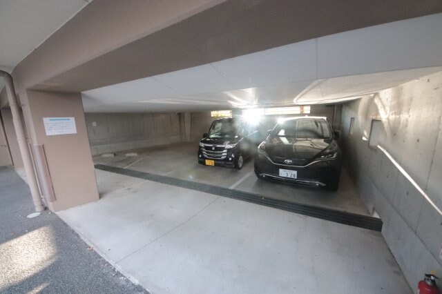 物件外観写真3　(車をお持ちの方に嬉しい駐車場付きの物件です)