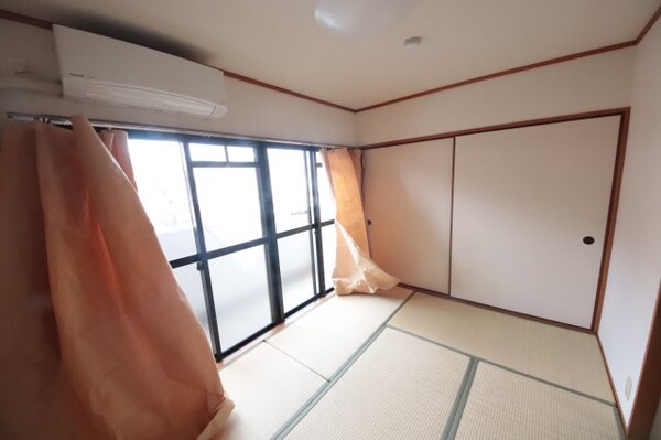 和室(落ち着いた雰囲気の和室付きです)