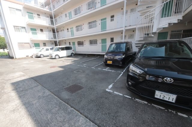 物件外観写真2　(車をお持ちの方に嬉しい駐車場付きの物件です)