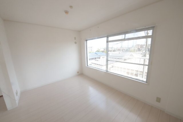 物件内観写真6　(こちらのリビングで趣味の時間をお楽しみください)