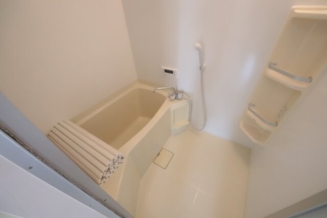 物件内観写真8　(日々の疲れを癒すお風呂付です)