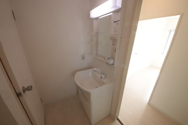 物件内観写真12　(明るい洗面所です)