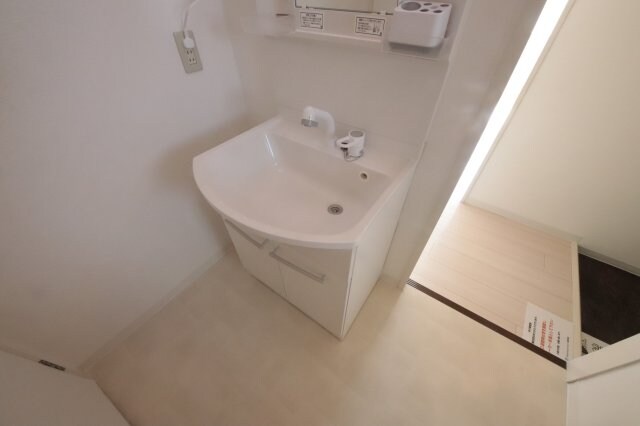 物件内観写真13　(広い洗面スペース)