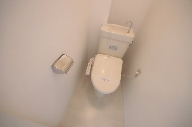 物件内観写真14　(ゆったりとした空間のトイレです)
