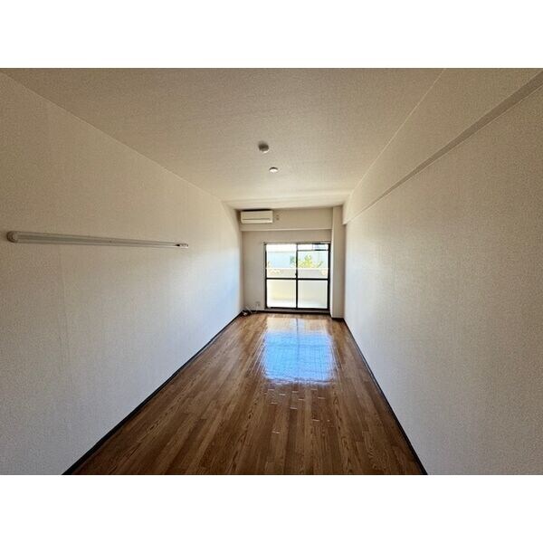 物件内観写真5　(ゆったりとしたリビングです)