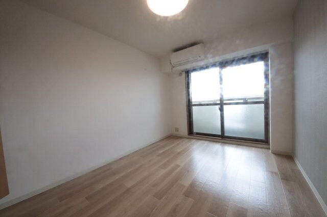 物件内観写真5　(ゆったりとした居間です)