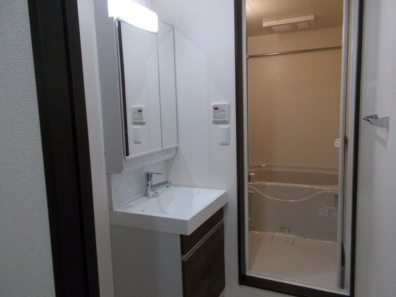 物件内観写真6　(独立洗面台、小物を置くことができて便利です)