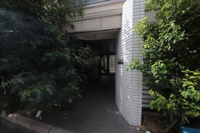 物件外観写真2　(清潔なエントランスです)