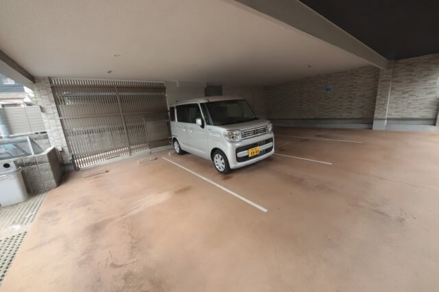 物件外観写真2　(駐車スペースもあります)