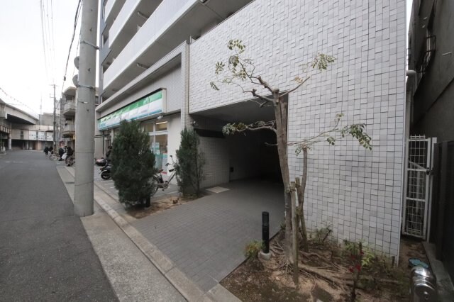 物件外観写真2　(落ち着いたエントランスです)