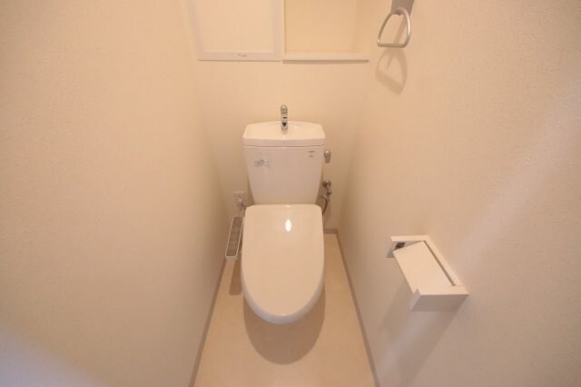 物件内観写真13　(ゆったりとした空間のトイレです)