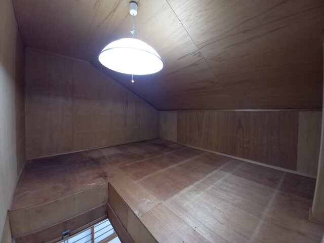 物件内観写真15　(天井裏収納)