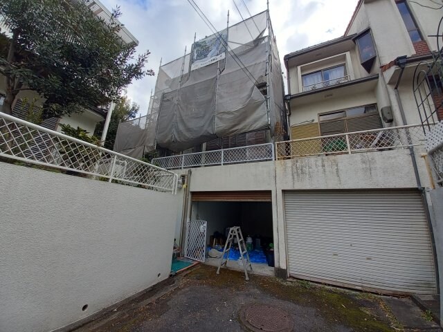 物件外観写真1　(外壁工事中)