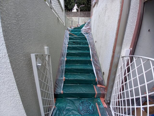 物件外観写真2　(外壁工事中)