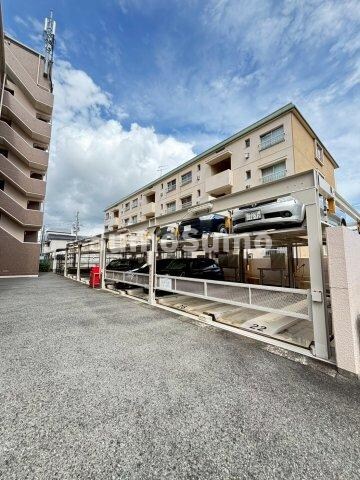 物件外観写真2　(駐車場があるので、車を買う予定の方も安心です)