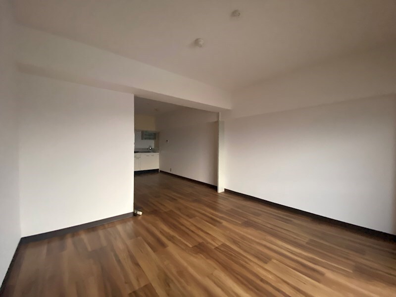 物件内観写真5　(広くて明るい寝室)