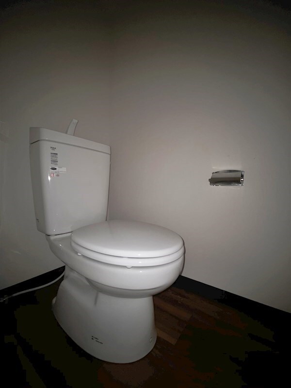 物件内観写真8　(落ち着いた色調のトイレです)