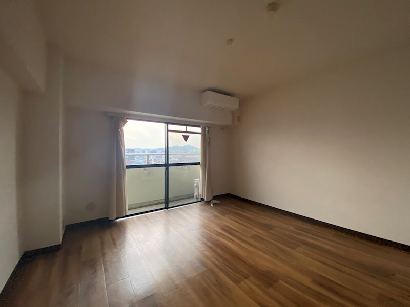 物件内観写真15　(こちらの居間で趣味の時間をお楽しみください)