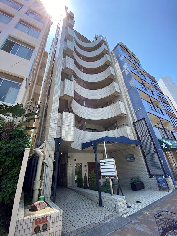 物件外観写真1　(外観は落ち着いています)