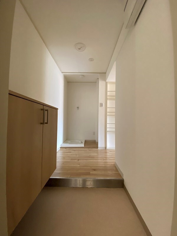 物件内観写真4　(収納もある玄関です)