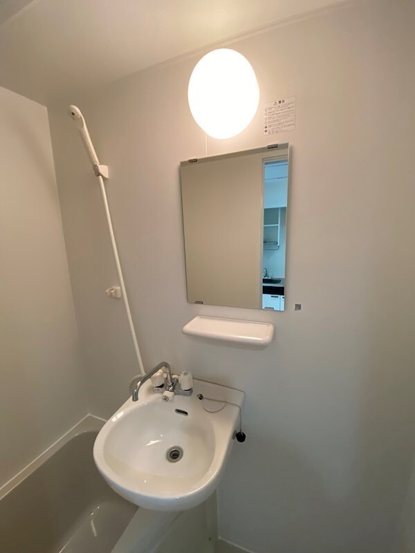 物件内観写真11　(独立洗面台あり、毎朝おしゃれに忙しい女性の方におすすめです)