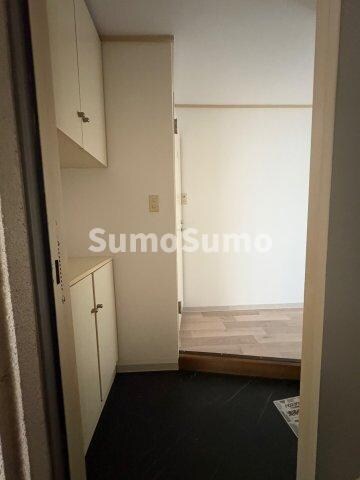 物件内観写真2　(収納もある玄関です)