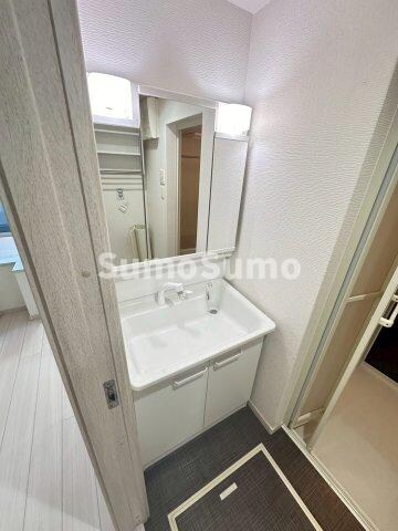 物件内観写真9　(広い洗面スペース)